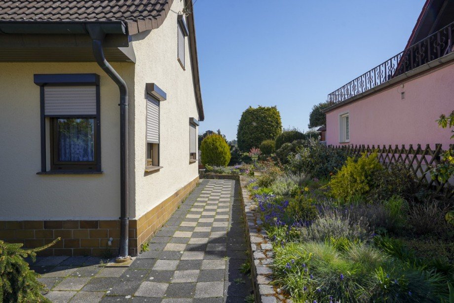 Weg zum Gartenbereich Einfamilienhaus Taucha