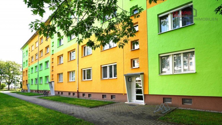 Hausansicht vorn Zwenkau Etagenwohnung +++ATTRAKTIVE, HELLE 2-RWG MIT TAGESLICHTBAD INKL. DUSCHE U. PKW-STELLPL. IM BELIEBTEN ZWENKAU+++