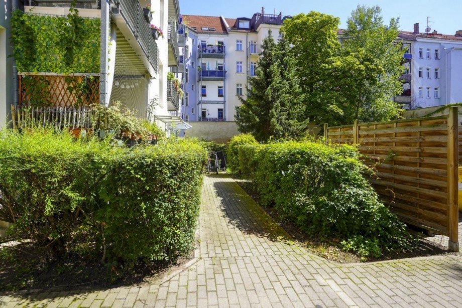 Garten Weg zum Eingangsbereich Treppenhaus Dachgeschosswohnung Leipzig