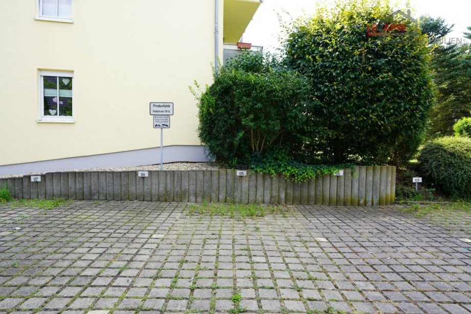 PKW-Stellplatz Nr. 5 vor dem Haus Etagenwohnung Zwenkau