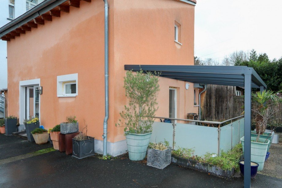 Seitenansicht mit berdachter Terrasse Einfamilienhaus Dsseldorf