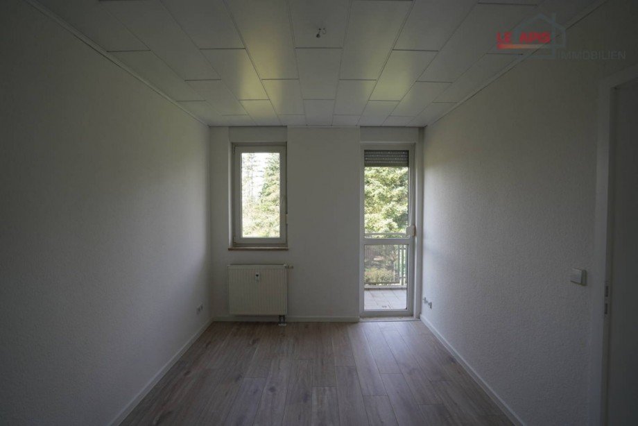 Schlafzimmer Zugang zum Balkon Etagenwohnung Zwenkau